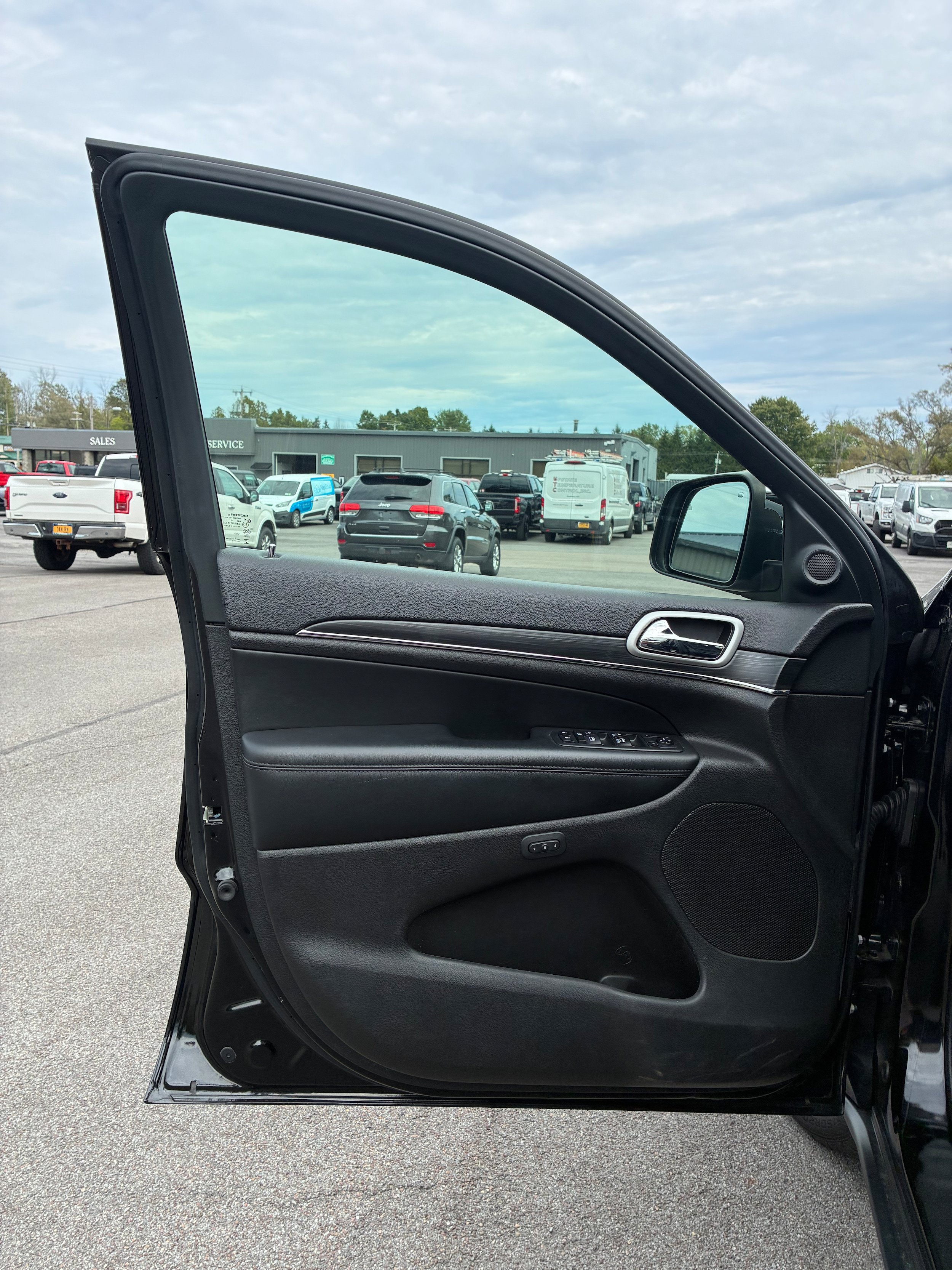 Used 2019 Jeep Grand Cherokee Limited AWD/4WD image 6