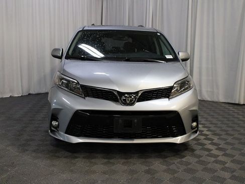 Used 2018 Toyota Sienna SE image 27
