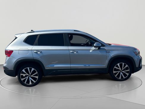 Used 2022 Volkswagen Taos SE FWD image 6