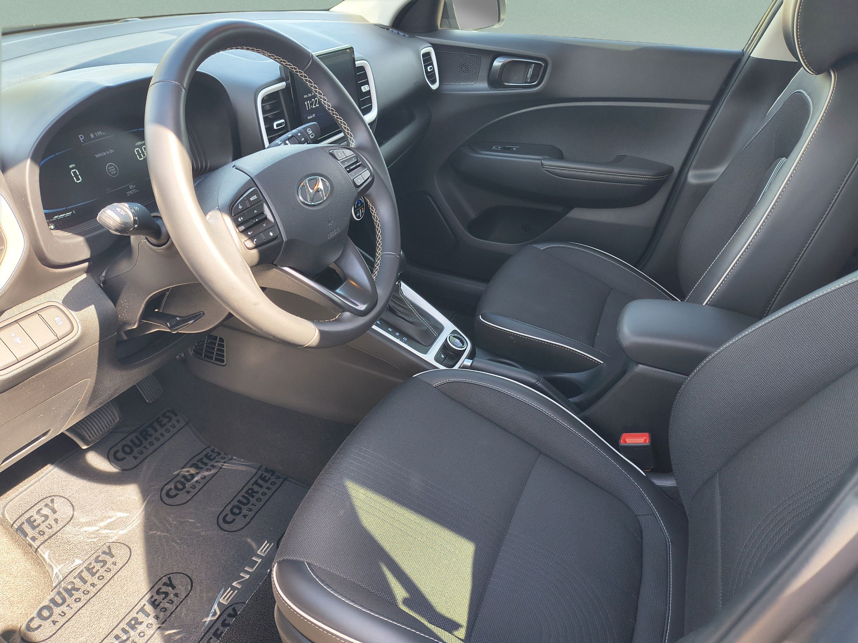 Certified 2024 Hyundai Venue Limited FWD image 17