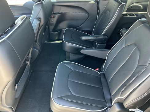 New 2026 Chrysler Pacifica Limited image 16