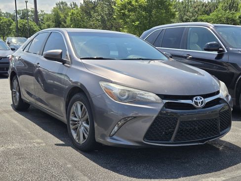 Used 2017 Toyota Camry SE FWD image 2