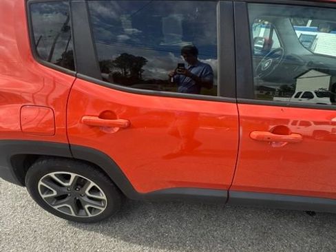 Used 2016 Jeep Renegade Latitude FWD image 21