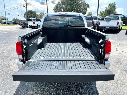 Used 2022 Toyota Tacoma SR5 w/ Technology Package RWD image 6