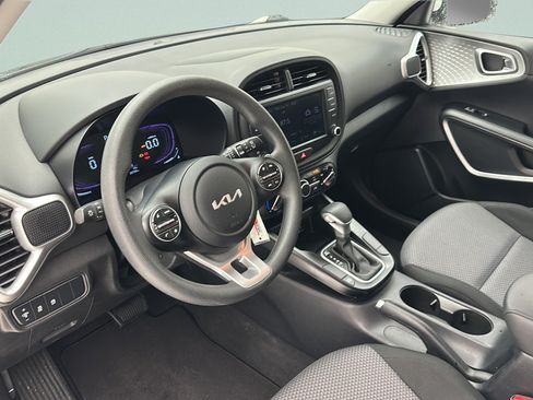 Used 2025 Kia Soul LX w/ LX Technology Package FWD image 11