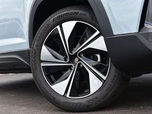 New 2026 Volkswagen Taos SE image 3