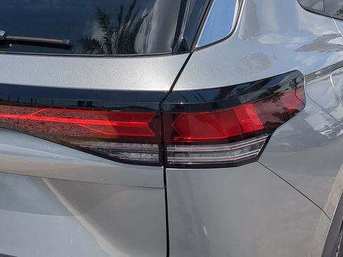 New 2026 Volkswagen Tiguan SE FWD image 8