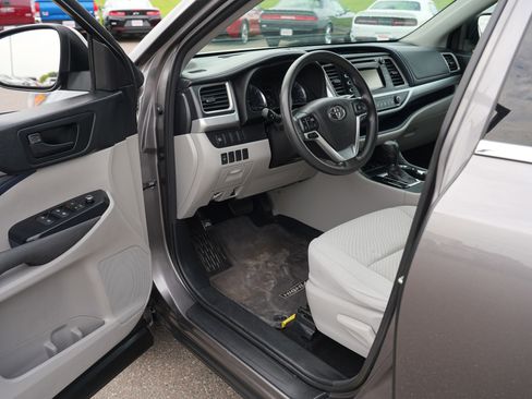 Used 2017 Toyota Highlander LE w/ Carpet Mat Package AWD/4WD image 13