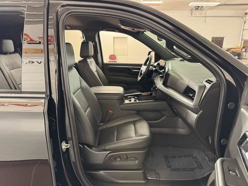 Used 2025 Chevrolet Suburban Z71 image 42