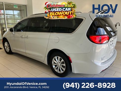 Used 2019 Chrysler Pacifica Touring-L w/ Premium Audio Group FWD image 4