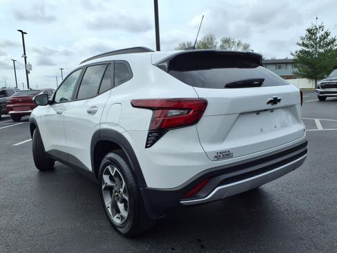 Used 2025 Chevrolet Trax LT w/ LT Convenience Package FWD image 25