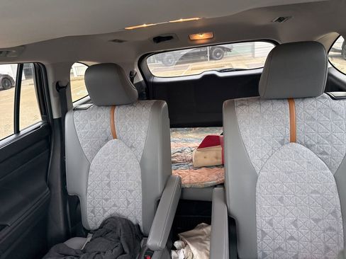 Used 2023 Toyota Highlander Bronze Edition image 9