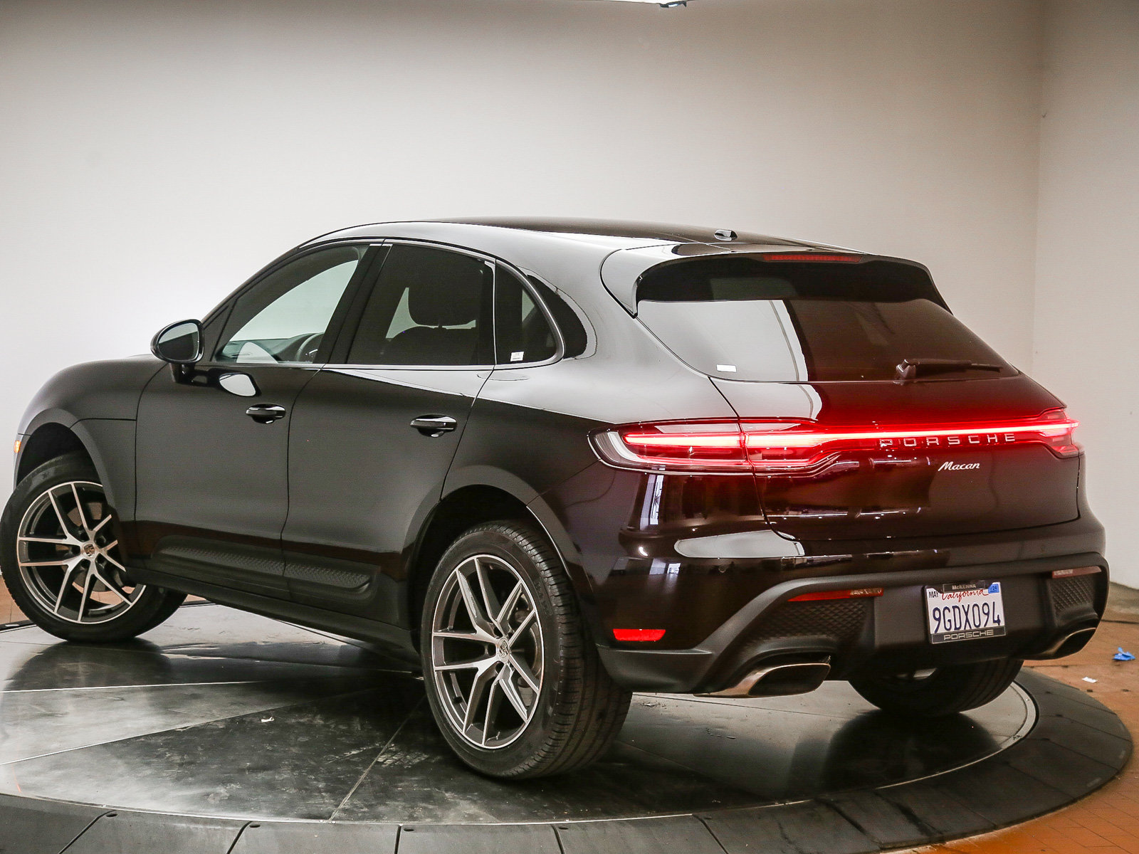 Certified 2023 Porsche Macan AWD/4WD image 6