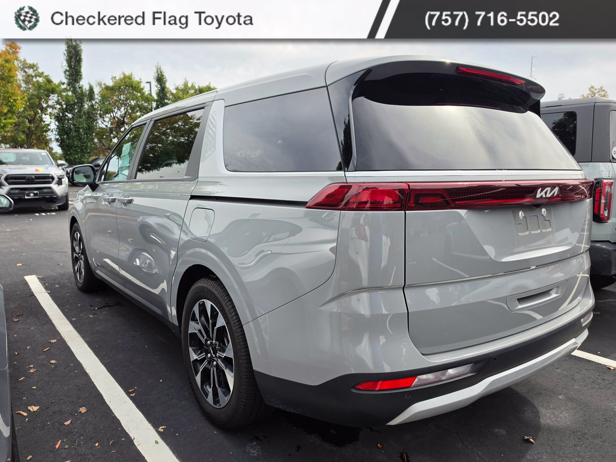 Used 2022 Kia Carnival EX FWD image 4