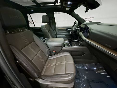Used 2025 Chevrolet Tahoe High Country AWD/4WD image 32