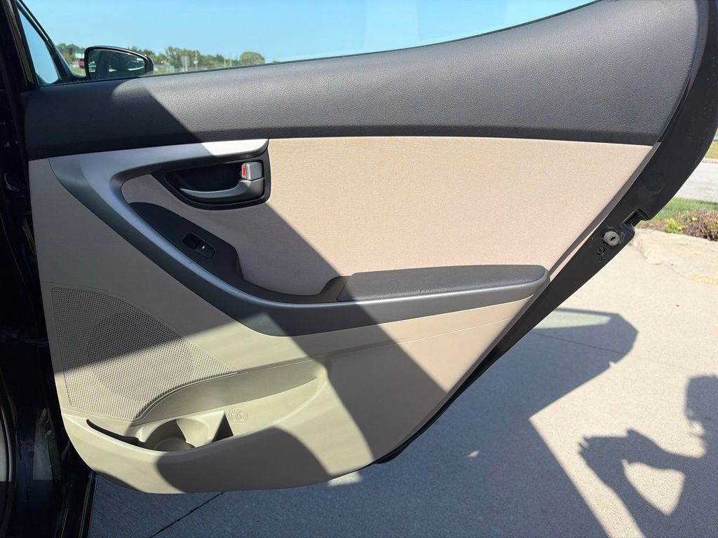 Used 2015 Hyundai Elantra SE w/ Option Group 02 FWD image 28