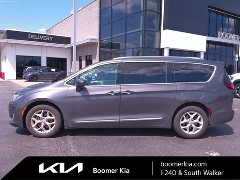 Used 2017 Chrysler Pacifica Touring-L Plus w/ Uconnect Theatre Group FWD image 2