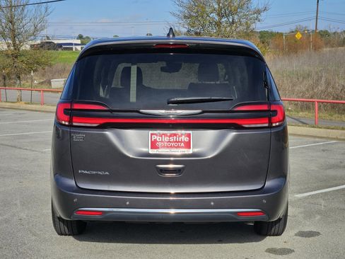 Used 2023 Chrysler Pacifica Touring-L image 5