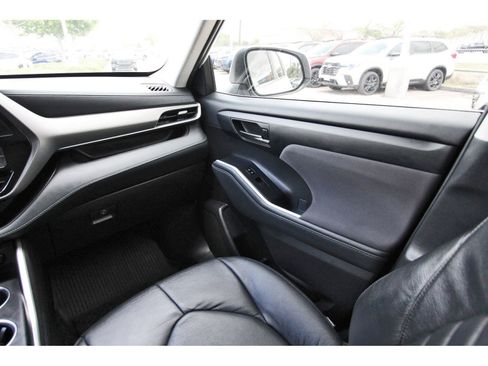 Used 2023 Toyota Highlander LE image 10