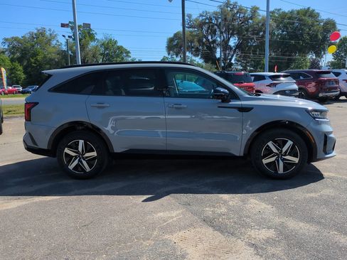 Used 2022 Kia Sorento EX w/ Panoramic Sunroof Package FWD image 4