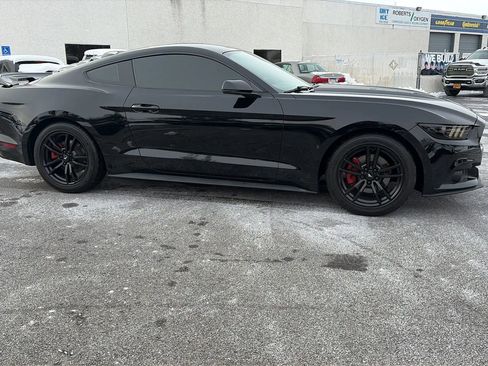 Used 2017 Ford Mustang Coupe image 5