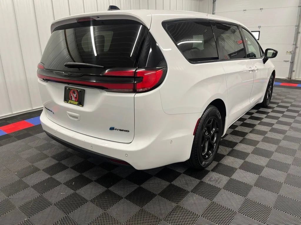 Used 2024 Chrysler Pacifica Limited FWD image 3
