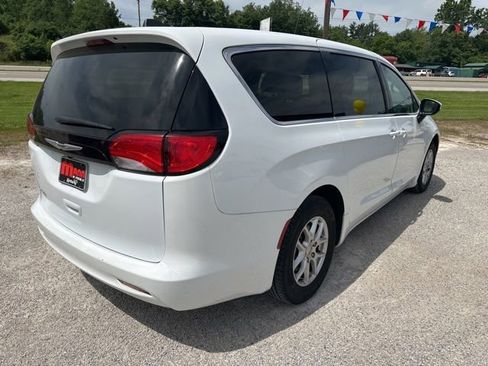 Used 2022 Chrysler Voyager LX FWD image 4