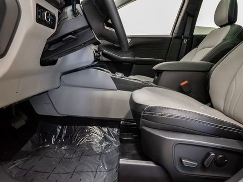 Used 2025 Ford Escape SE w/ PHEV Premium Package FWD image 11