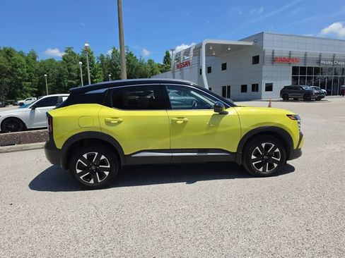 Certified 2025 Nissan Kicks SR FWD image 8
