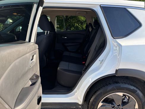 Used 2025 Nissan Rogue SV FWD image 27