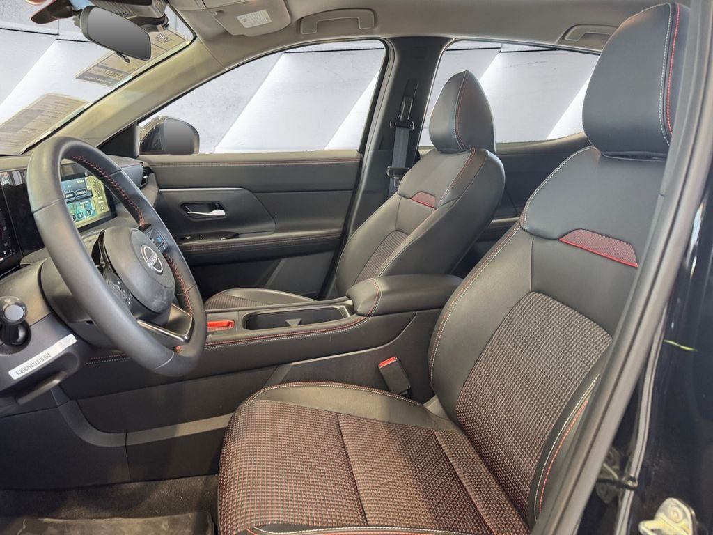 Used 2025 Nissan Kicks SR AWD/4WD image 7