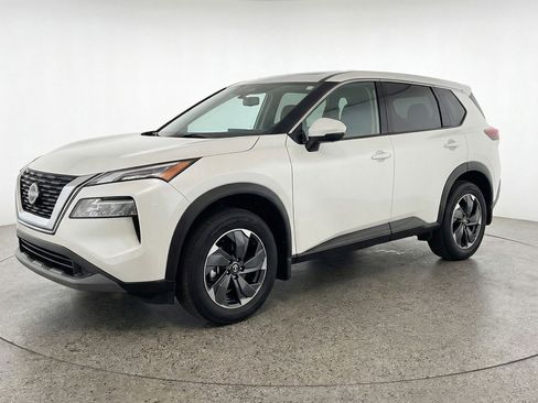 Used 2025 Nissan Rogue SV image 3