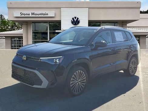 Certified 2025 Volkswagen Taos SE w/ Panoramic Sunroof Package image 1