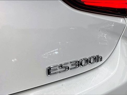 Used 2025 Lexus ES 300h w/ Premium Package image 9