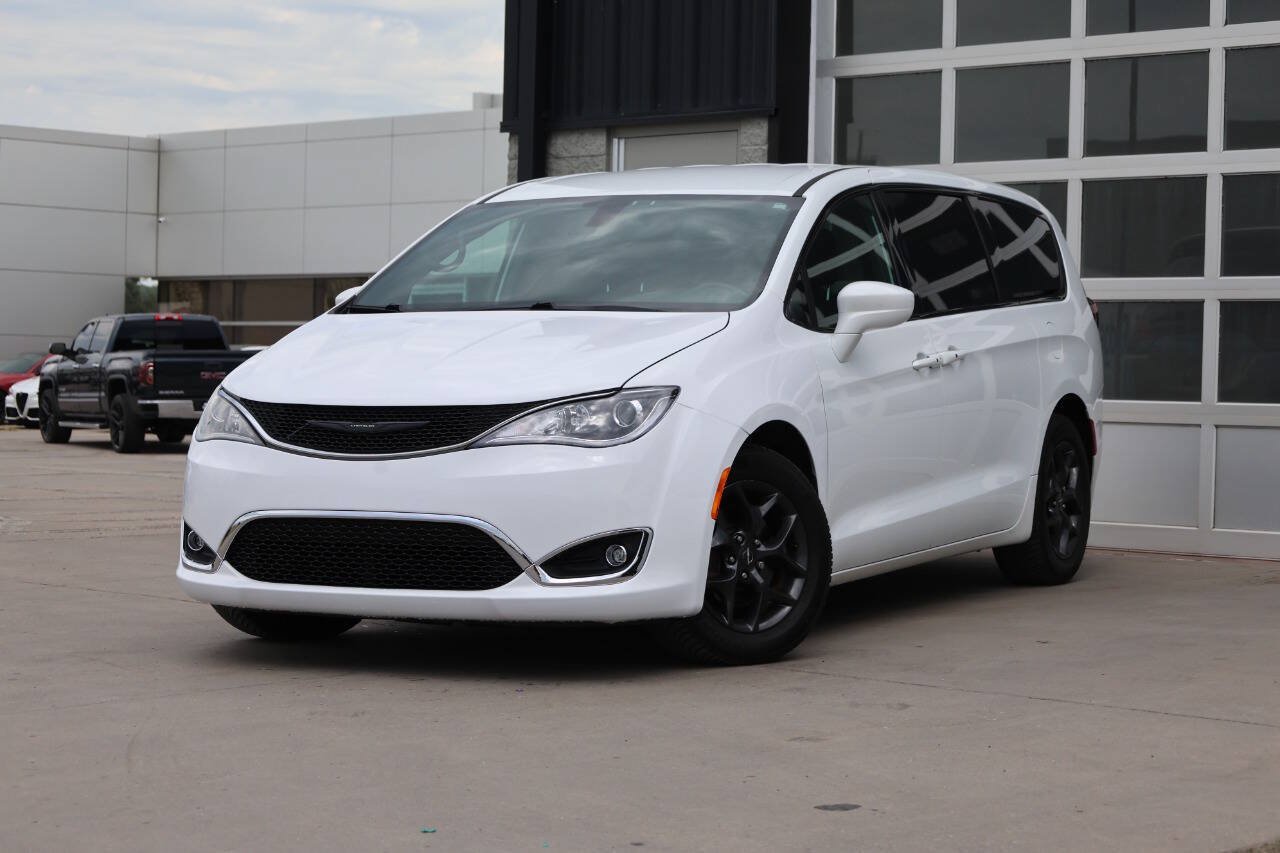 Used 2018 Chrysler Pacifica Touring Plus w/ S Appearance Package FWD image 3