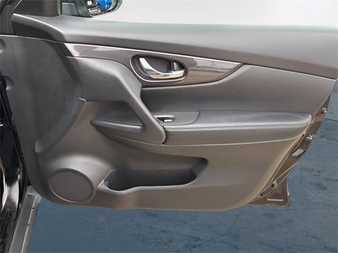 Used 2018 Nissan Rogue SV image 14