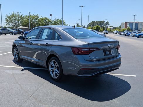 Used 2024 Volkswagen Jetta SE FWD image 5