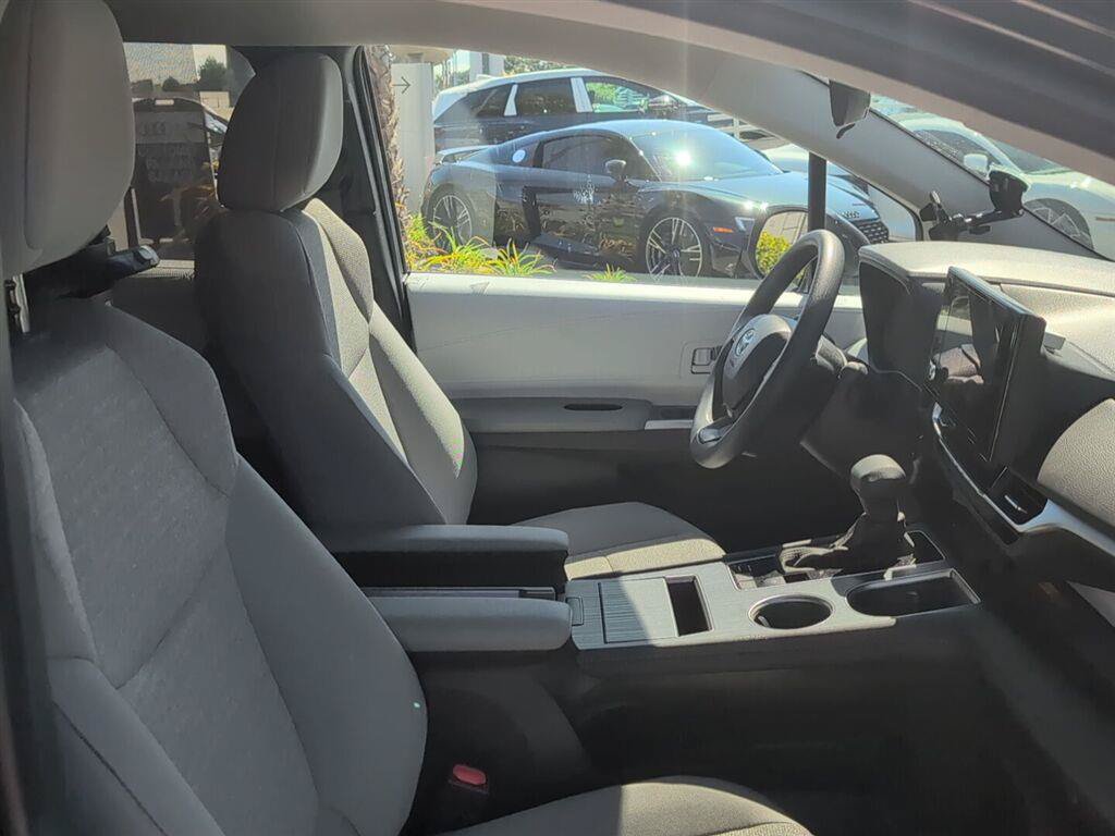Used 2025 Toyota Sienna LE AWD/4WD image 11