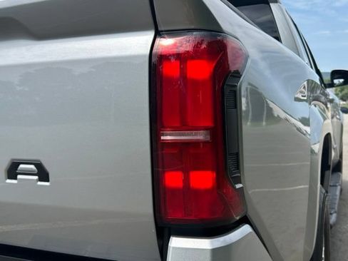 Used 2025 Toyota Tacoma SR5 AWD/4WD image 12