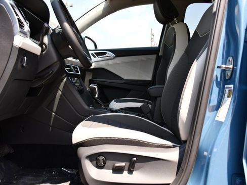 New 2025 Volkswagen Taos SE image 11