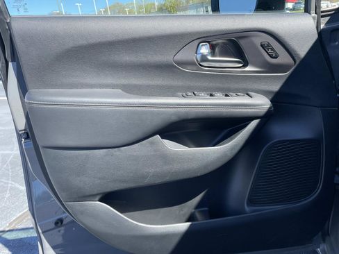 Used 2025 Chrysler Pacifica Select FWD image 14