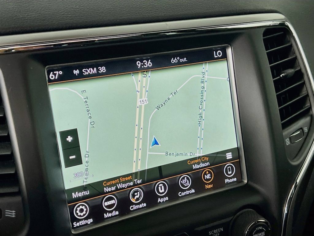 Used 2018 Jeep Grand Cherokee Altitude AWD/4WD image 12