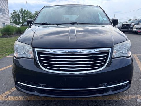 Used 2014 Chrysler Town & Country Touring FWD image 3