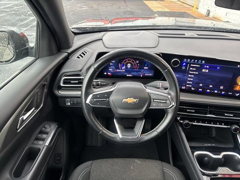 Used 2024 Chevrolet Traverse LT FWD image 3