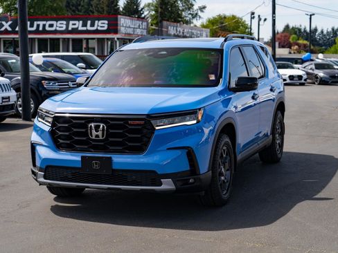 Used 2025 Honda Pilot TrailSport image 3