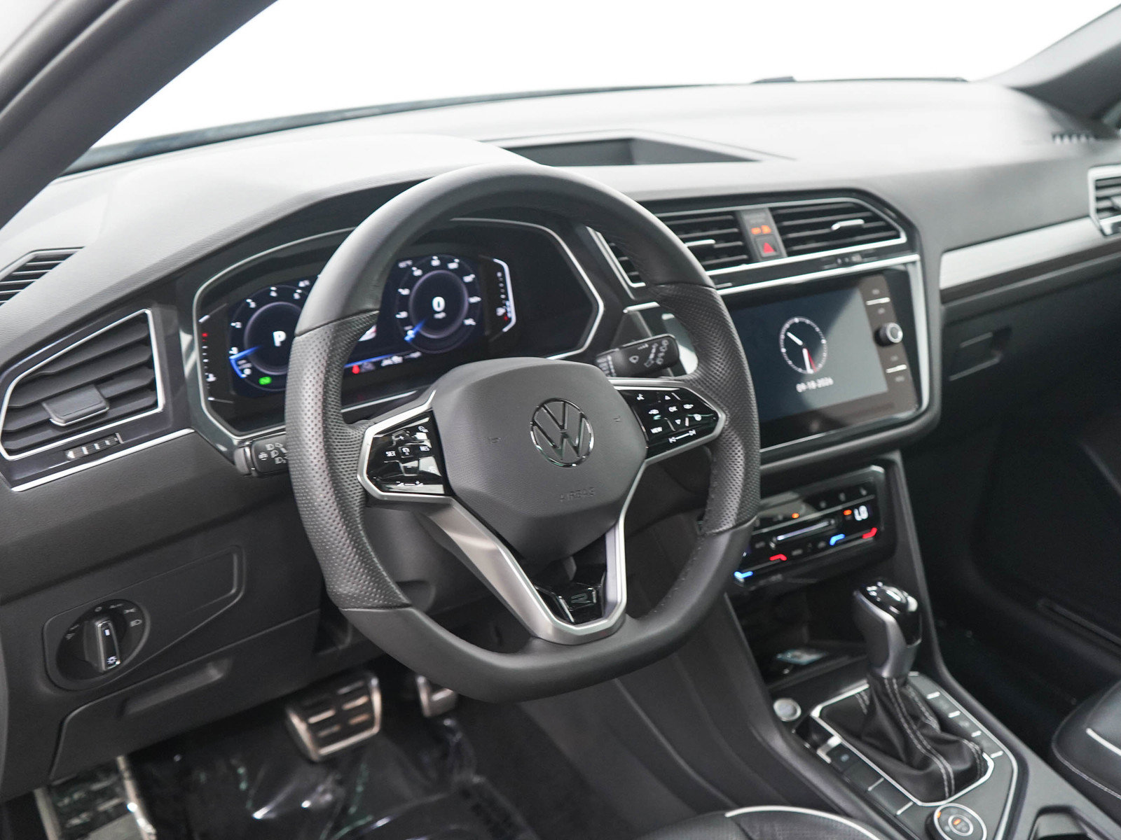 Used 2024 Volkswagen Tiguan SEL R-Line AWD/4WD image 21