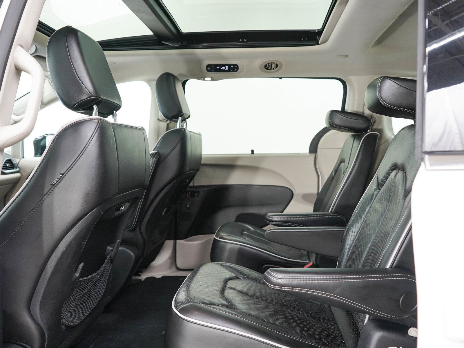 Used 2023 Chrysler Pacifica Limited FWD image 16