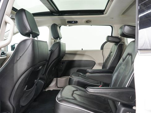 Used 2023 Chrysler Pacifica Limited FWD image 16