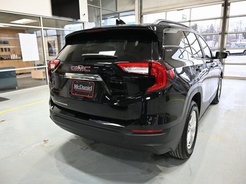 Used 2024 GMC Terrain SLE w/ Driver Convenience Package image 5