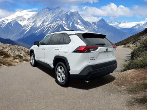 Used 2021 Toyota RAV4 LE AWD/4WD image 3